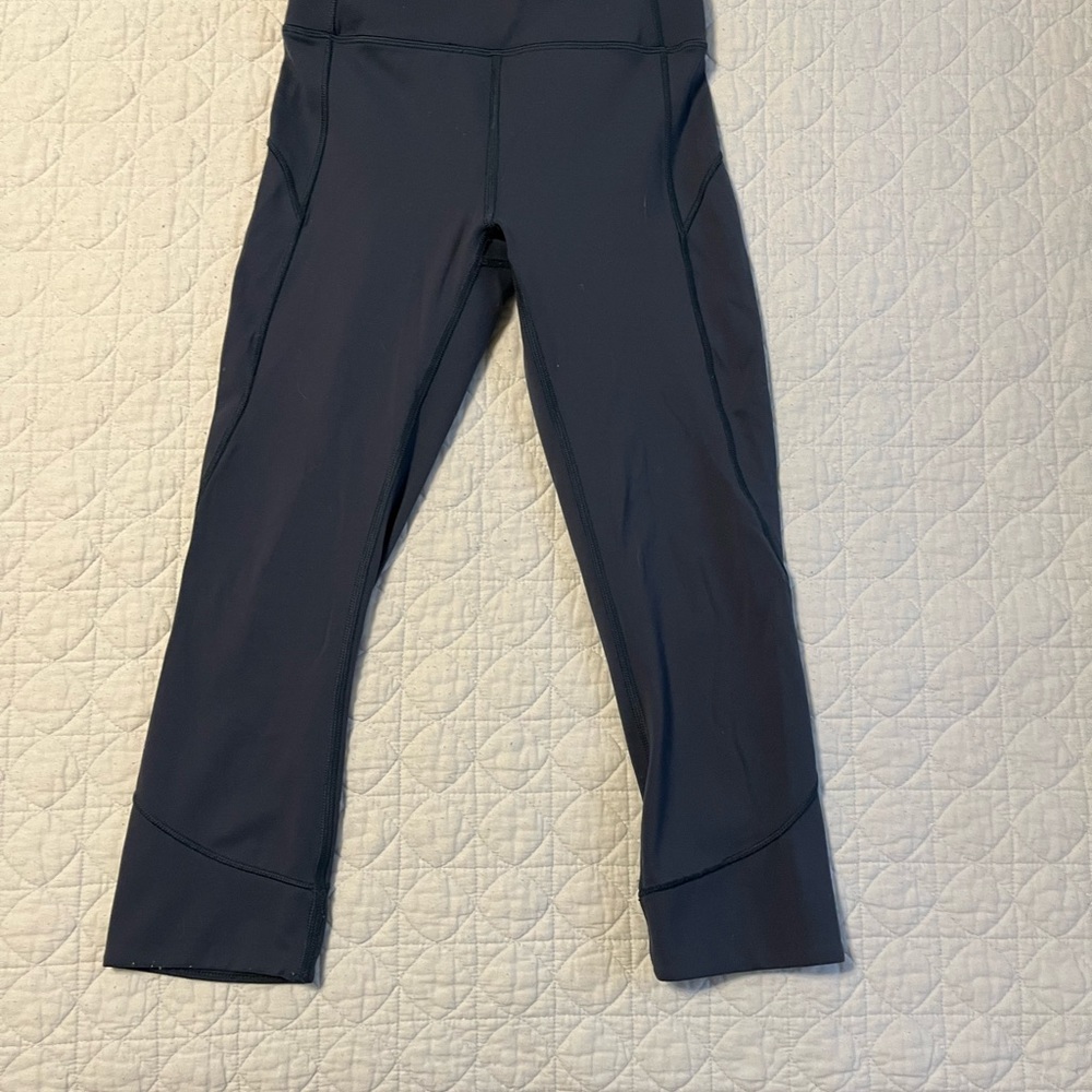 ⚡️LULULEMON high rise crop in navy. Size 4.